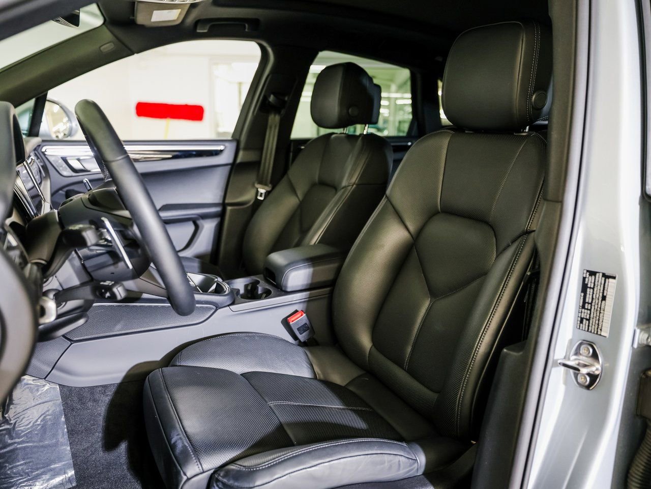 Certified 2025 Porsche Macan image 5