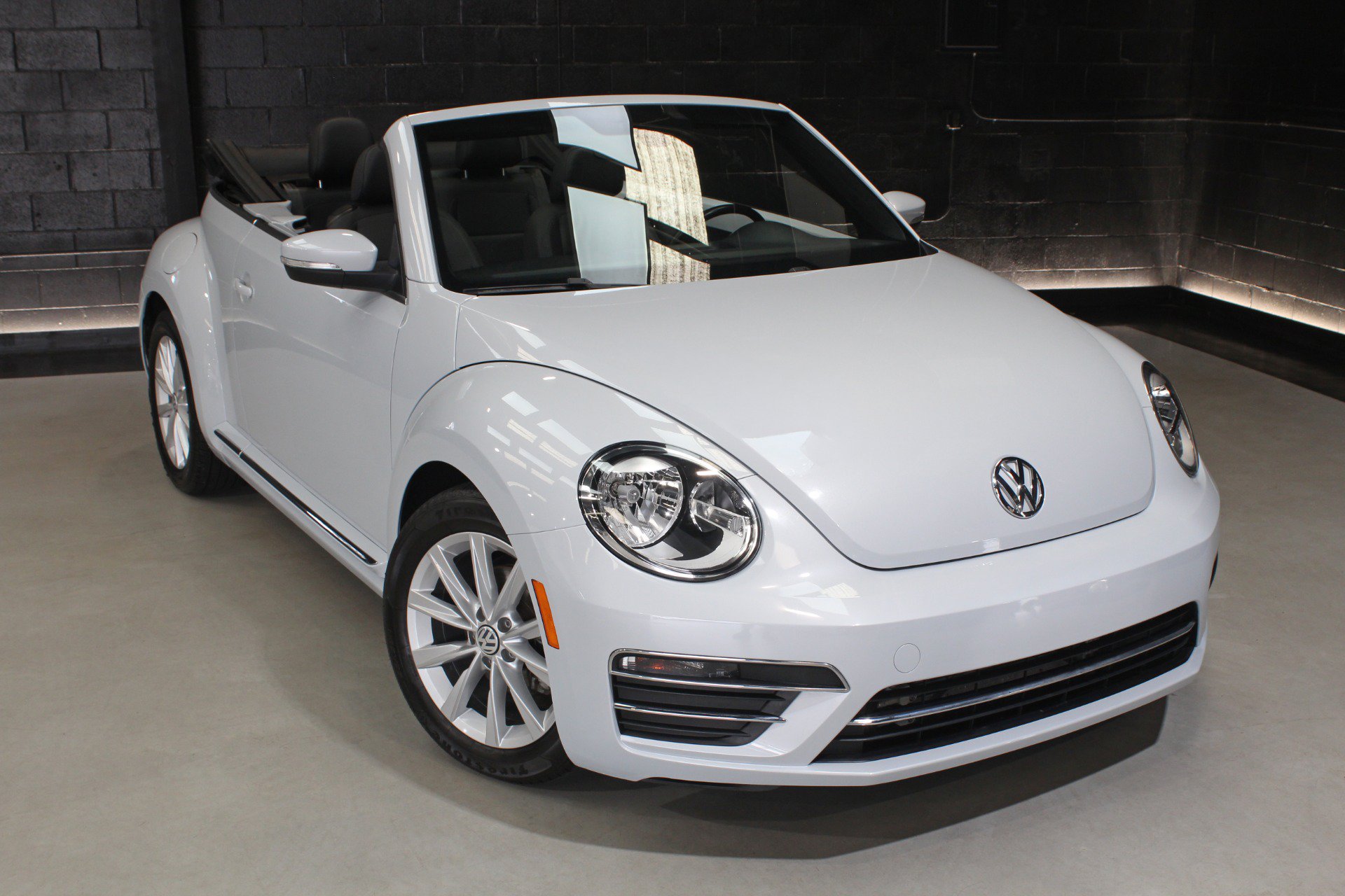 Used 2018 Volkswagen Beetle 2.0T SE FWD image 11