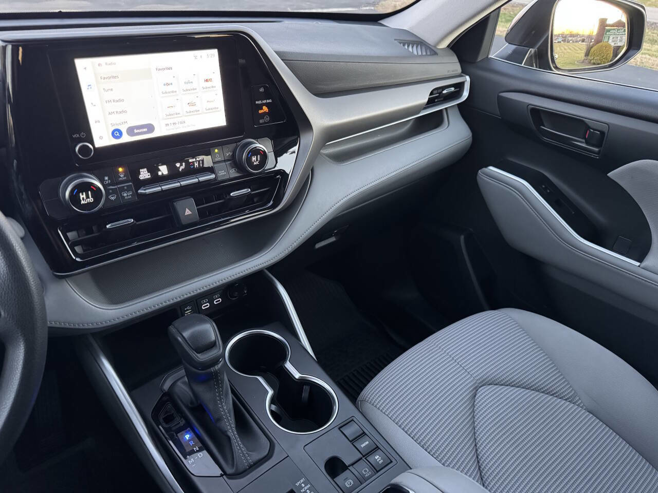 Used 2023 Toyota Highlander L image 38