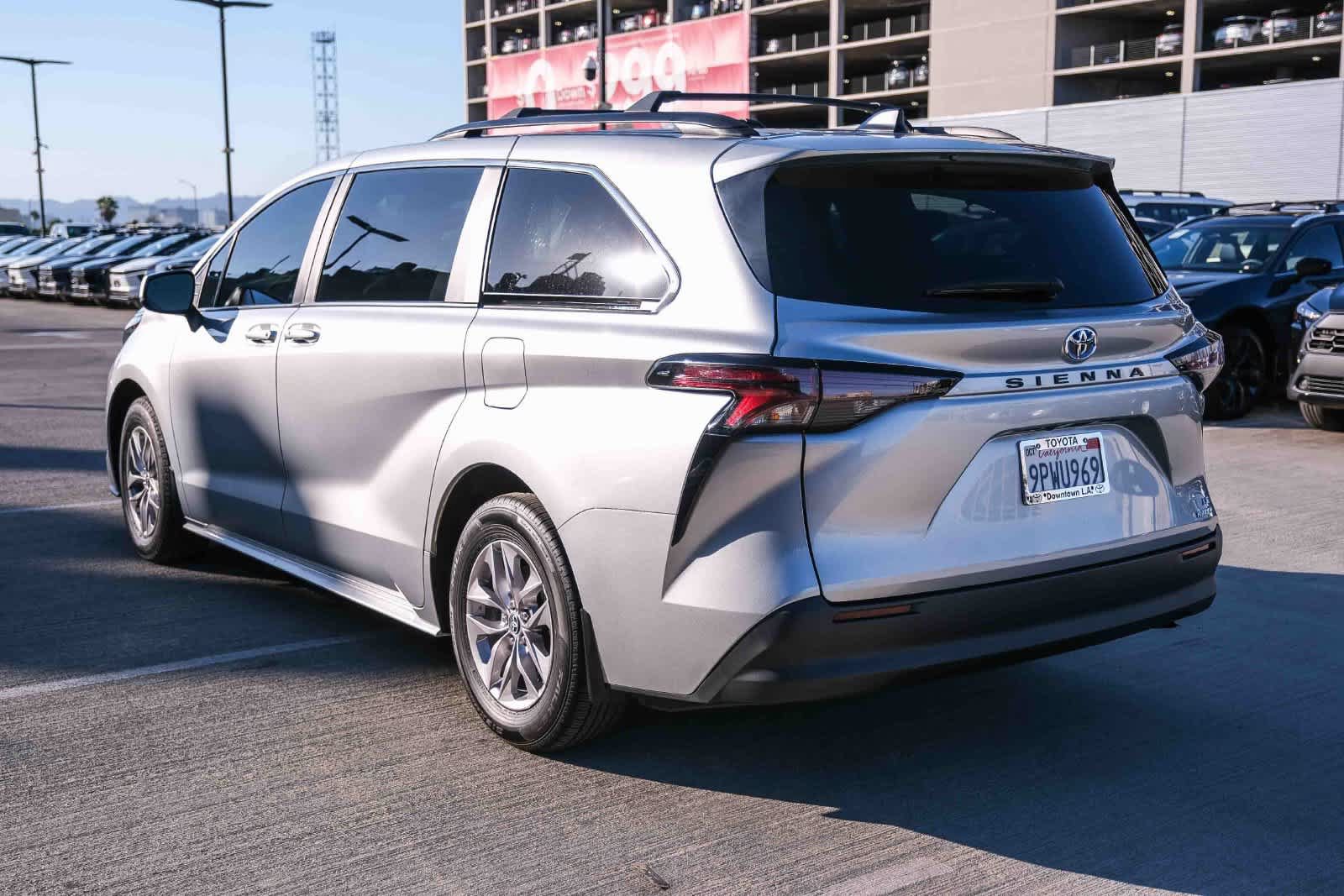 Used 2024 Toyota Sienna LE w/ LE Plus Package FWD image 6