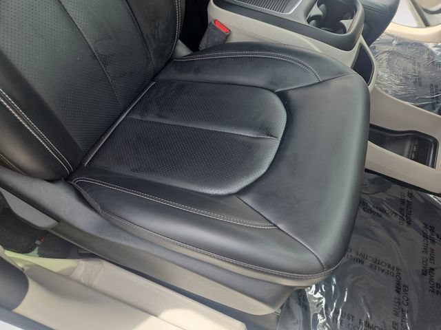 Used 2023 Chrysler Pacifica Touring-L FWD image 32