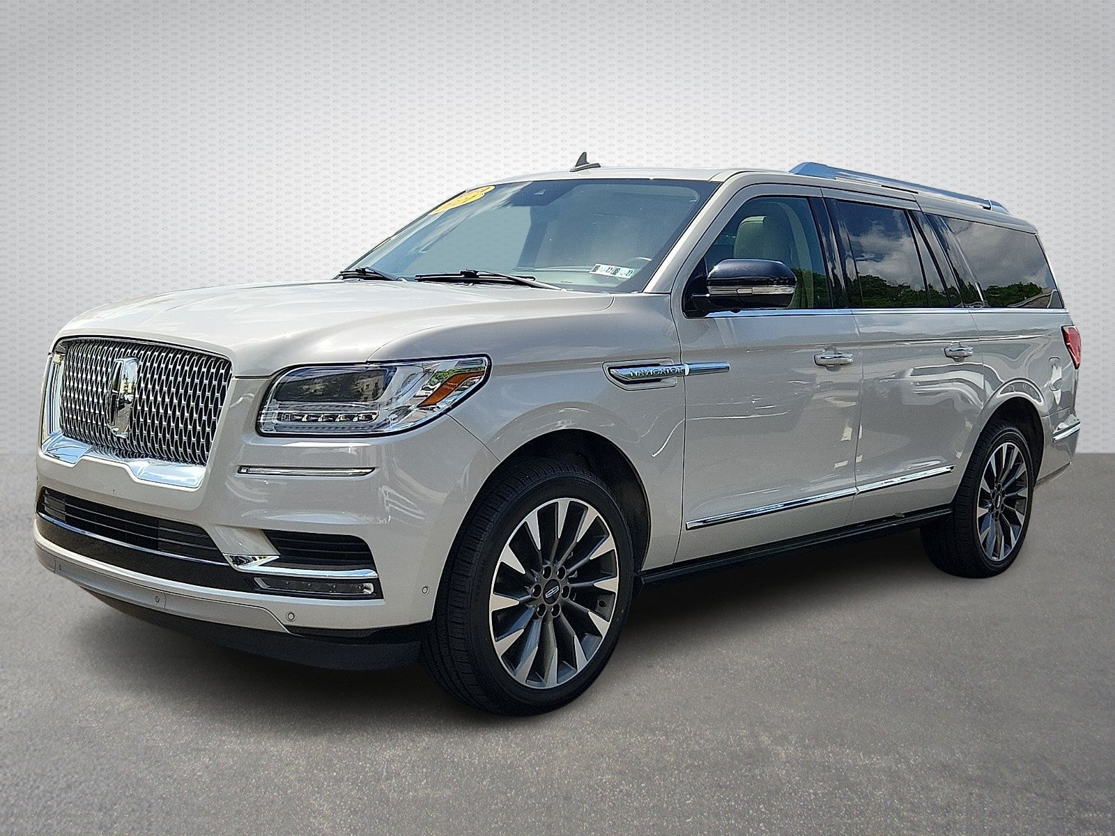 Used 2021 Lincoln Navigator L Reserve w/ Luxury Package AWD/4WD image 3