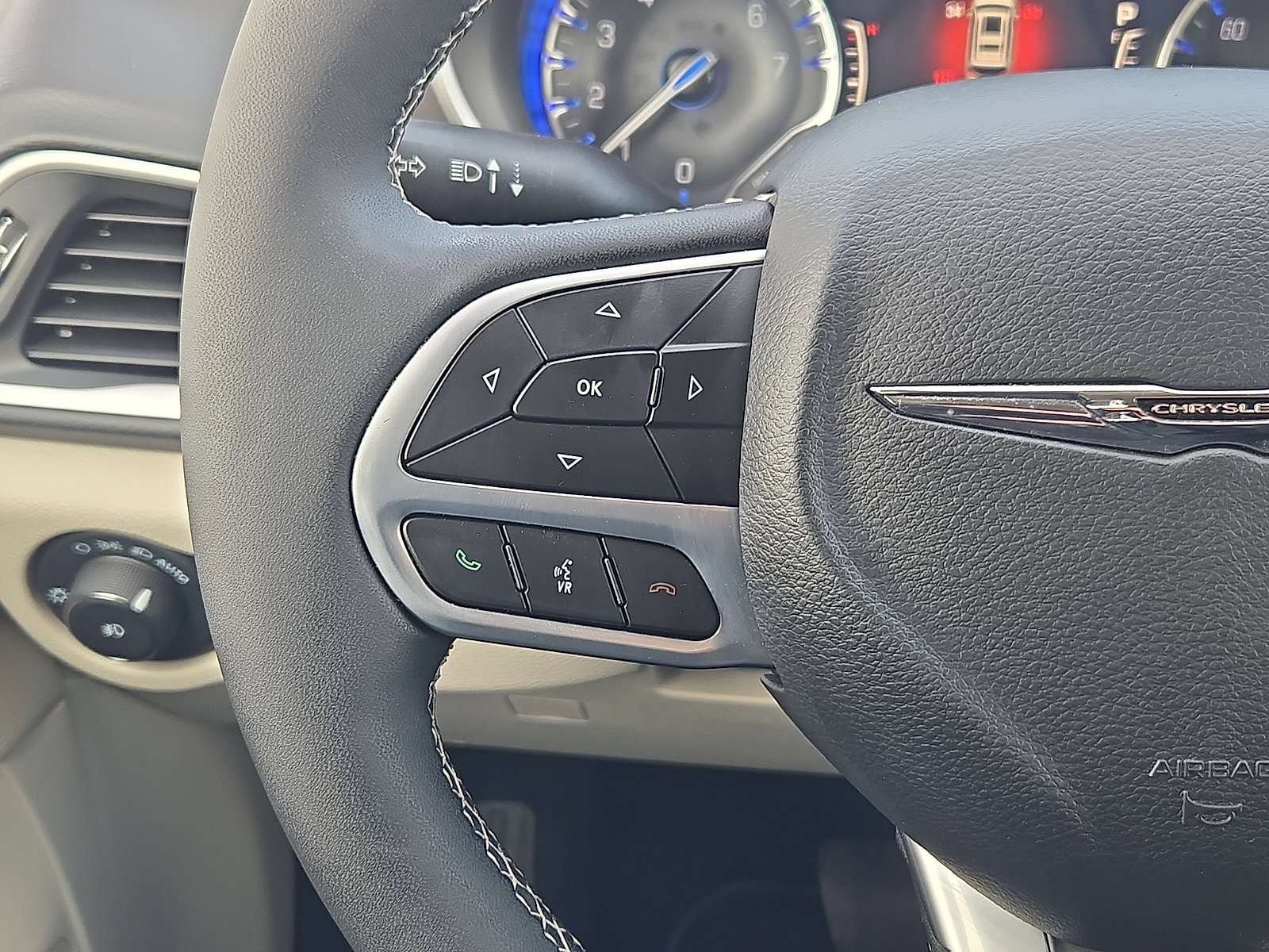 Used 2024 Chrysler Pacifica Touring-L image 15