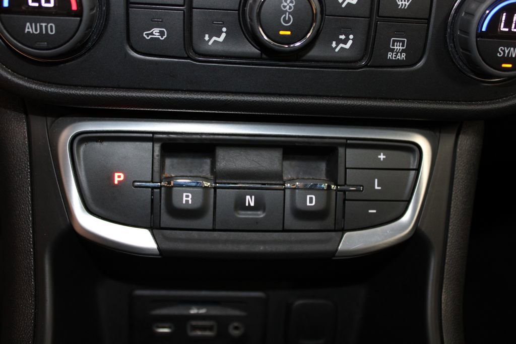 Used 2024 GMC Terrain SLT image 46