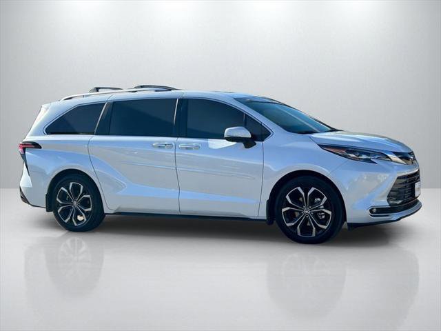 Certified 2025 Toyota Sienna Platinum image 4