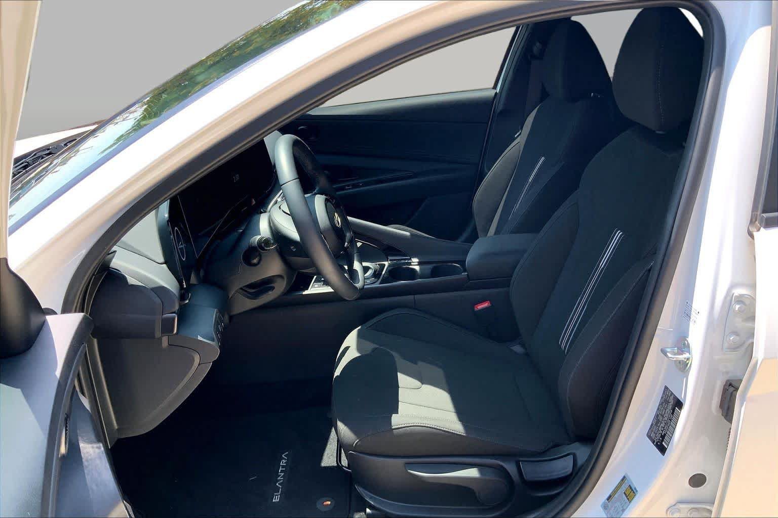 Used 2025 Hyundai Elantra SEL FWD image 8