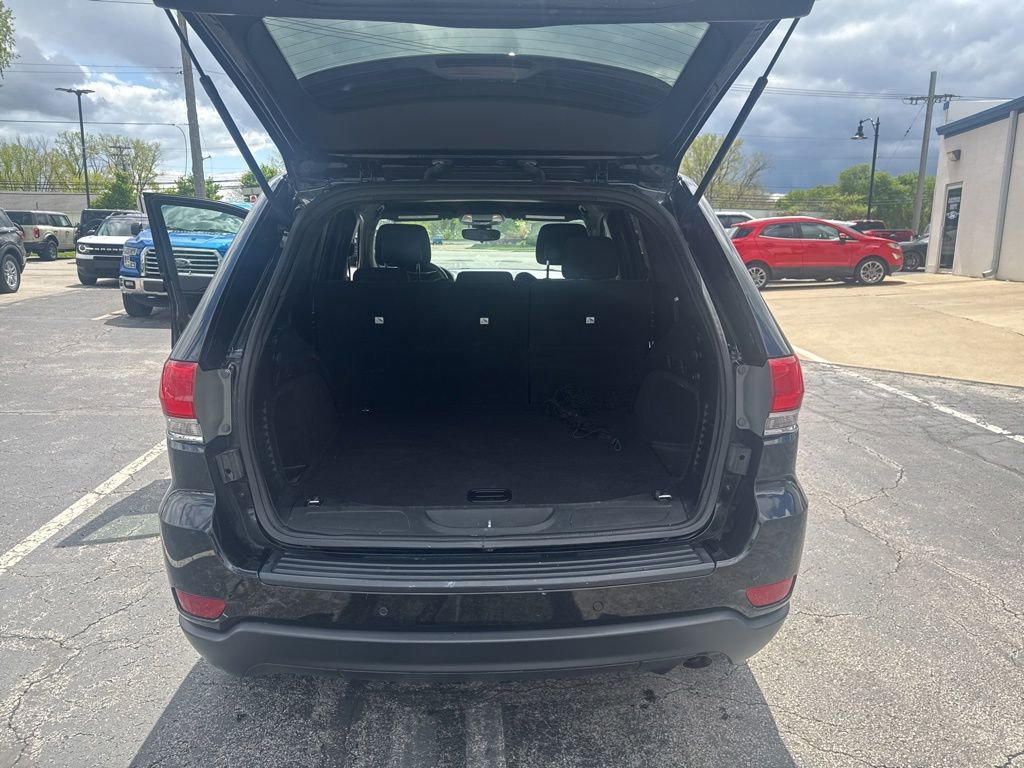 Used 2017 Jeep Grand Cherokee Laredo AWD/4WD image 39