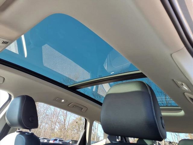 Used 2022 Volkswagen Taos SE w/ Panoramic Sunroof Package image 11