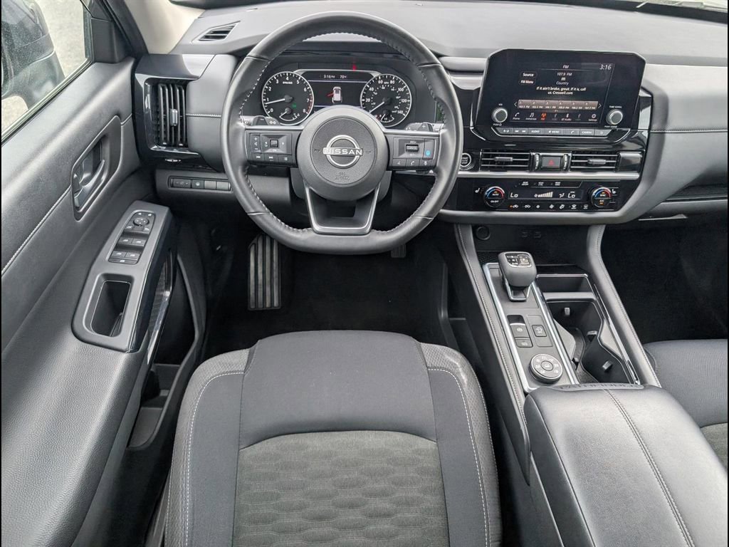 Used 2024 Nissan Pathfinder SV image 9