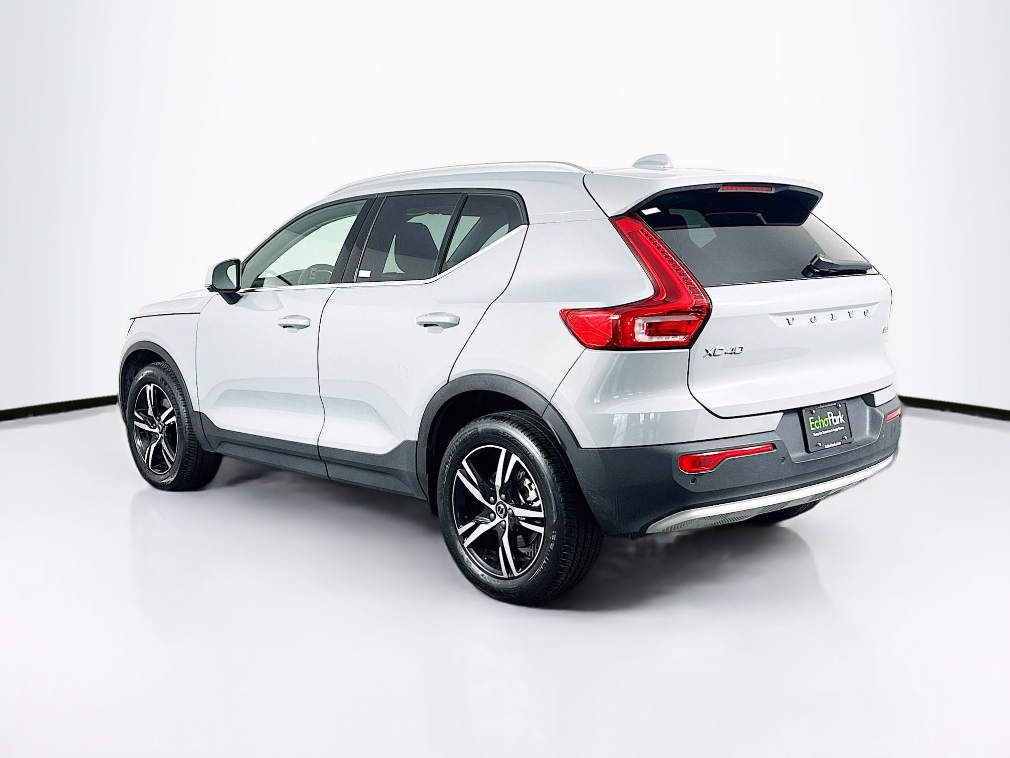 Used 2025 Volvo XC40 B5 Core image 5