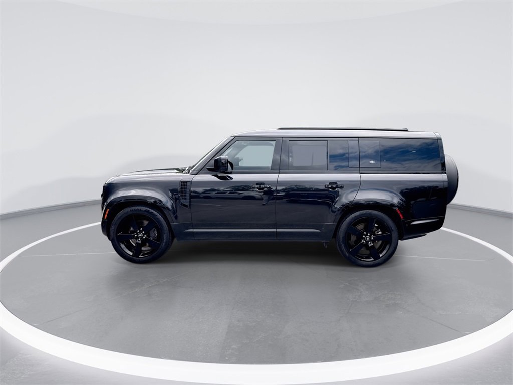 Used 2024 Land Rover Defender 130 X-Dynamic SE image 4