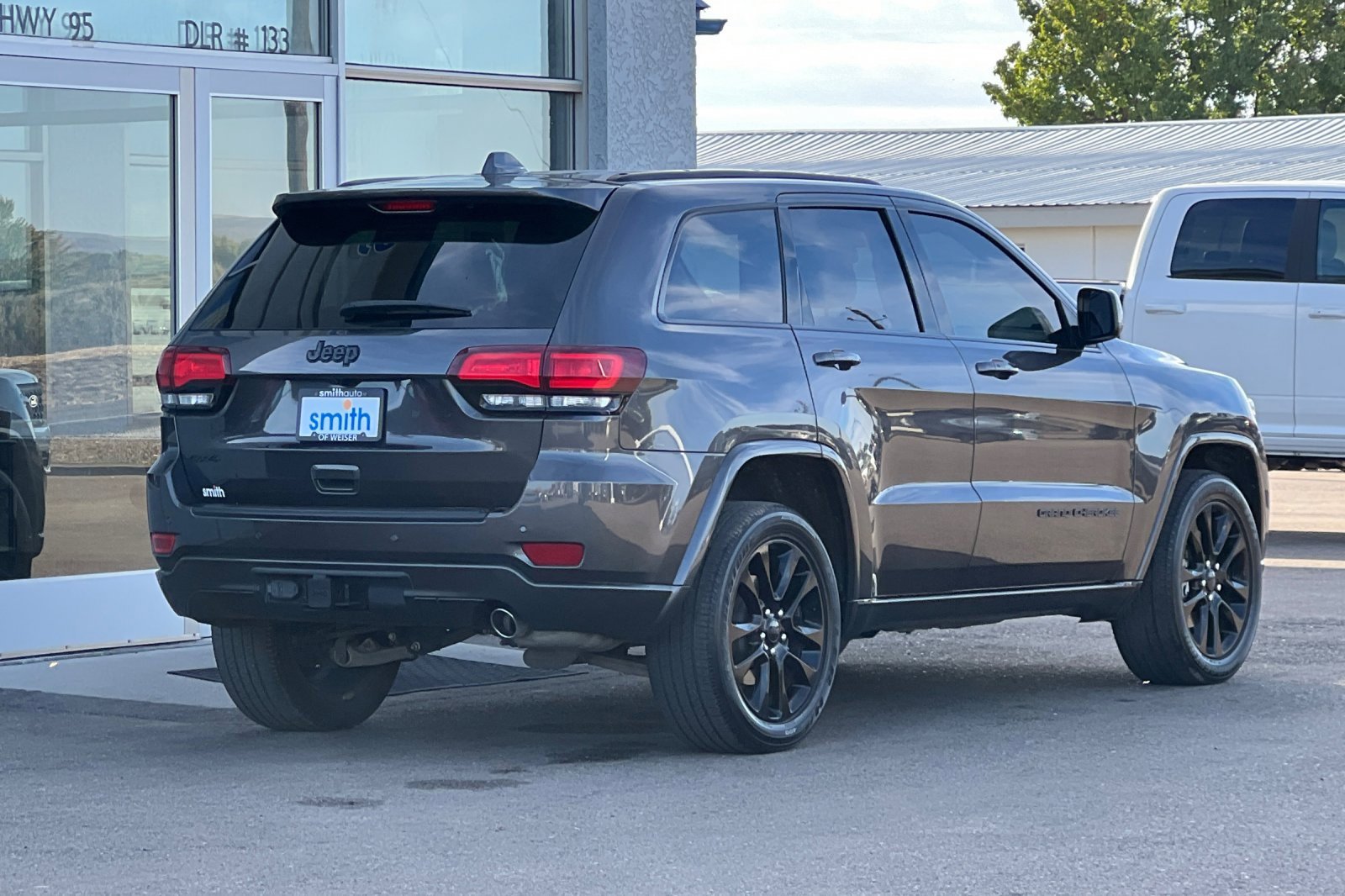 Used 2021 Jeep Grand Cherokee Laredo X image 3