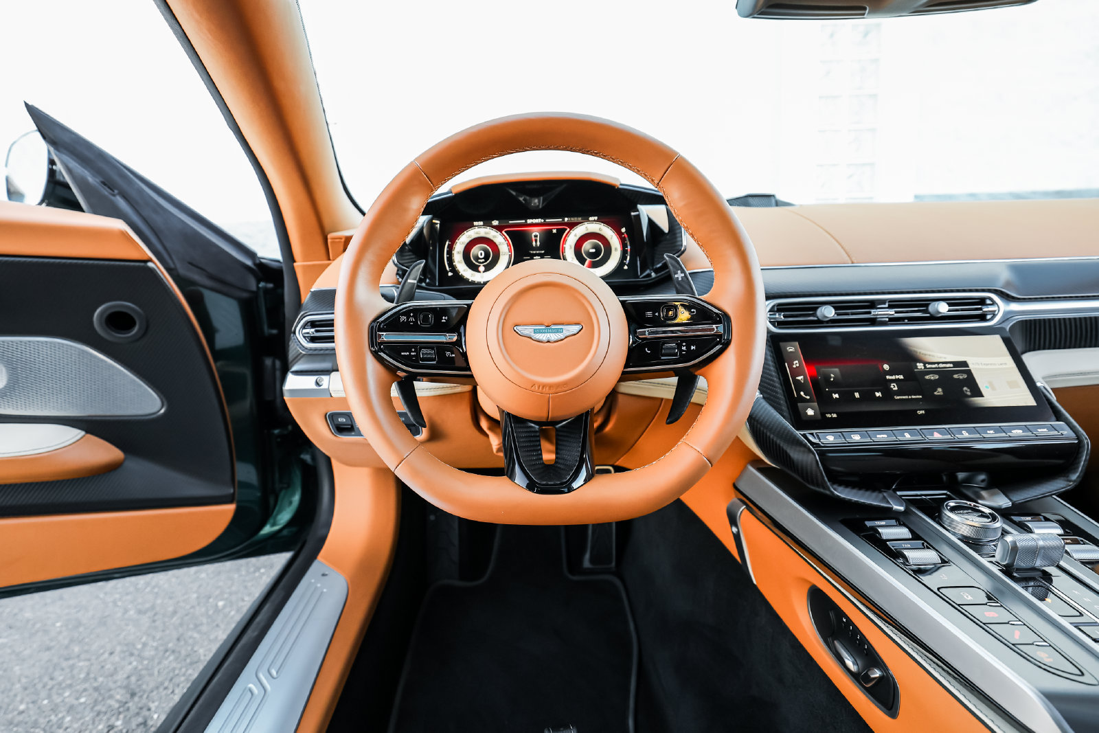 Used 2025 Aston Martin Vanquish RWD image 31