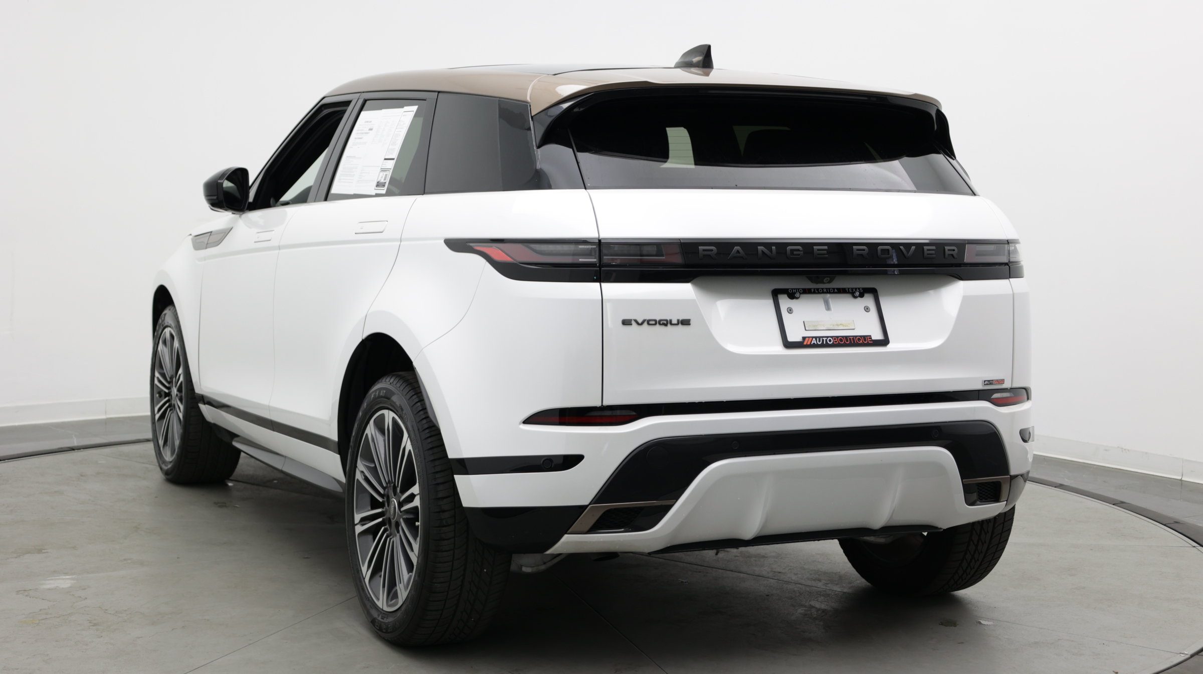 Used 2024 Land Rover Range Rover Evoque Dynamic SE AWD/4WD image 7