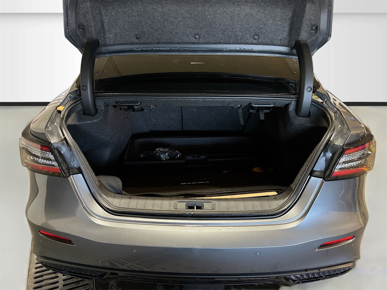 Used 2023 Nissan Maxima SR w/ Sport Mat Group image 28