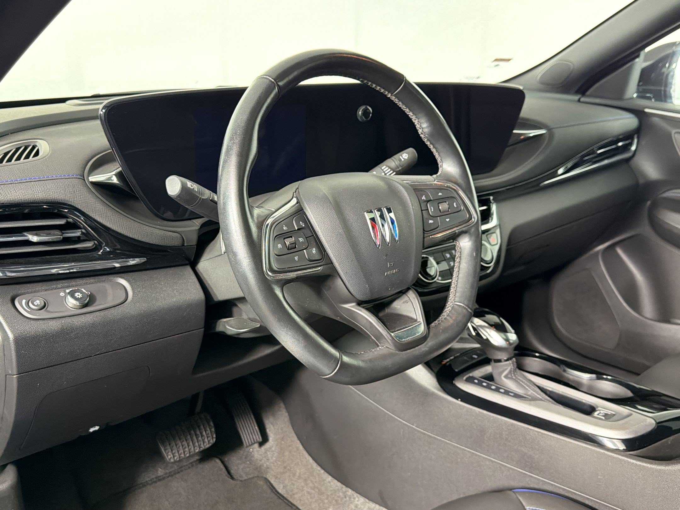 Used 2025 Buick Envista Sport Touring w/ Experience Buick Package FWD image 3