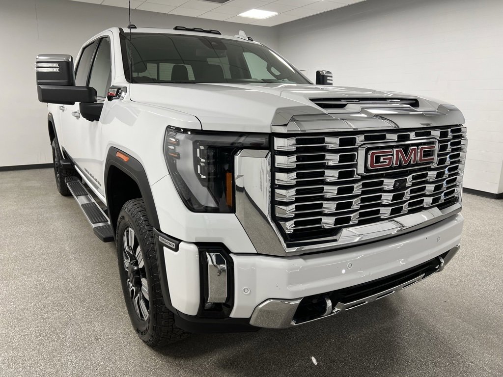 Used 2024 GMC Sierra 3500 Denali image 2