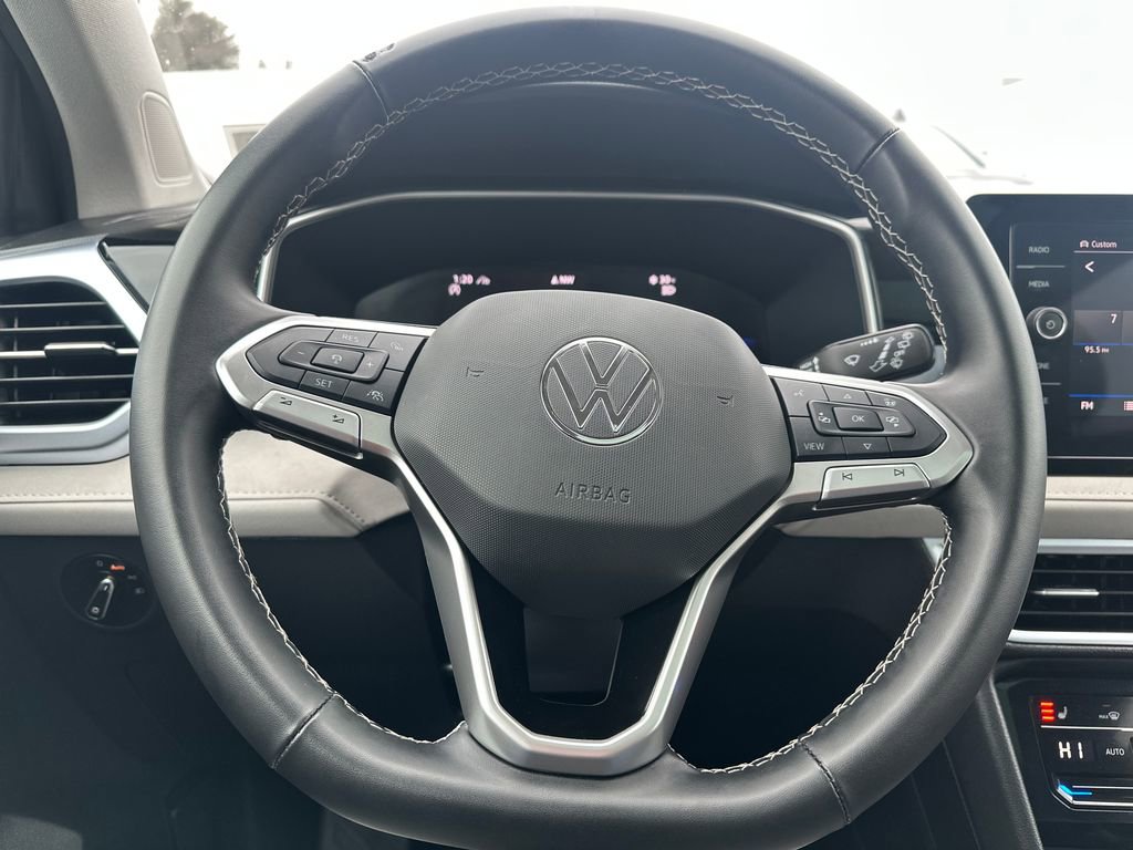 Used 2025 Volkswagen Taos SE w/ Panoramic Sunroof Package image 7