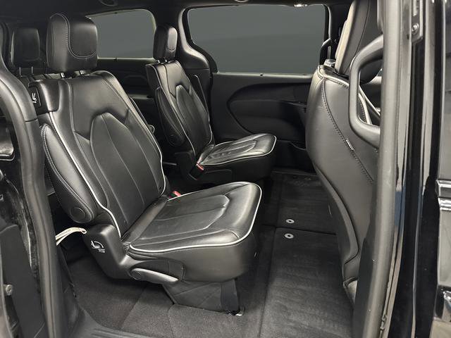 Certified 2025 Chrysler Pacifica Limited image 12