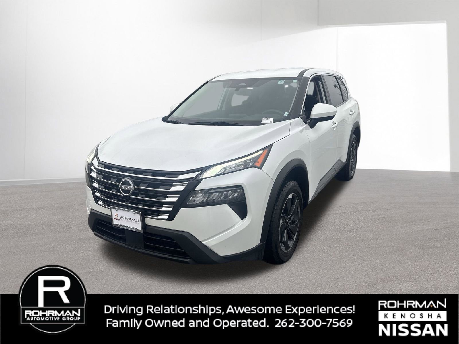 Used 2024 Nissan Rogue SV image 2