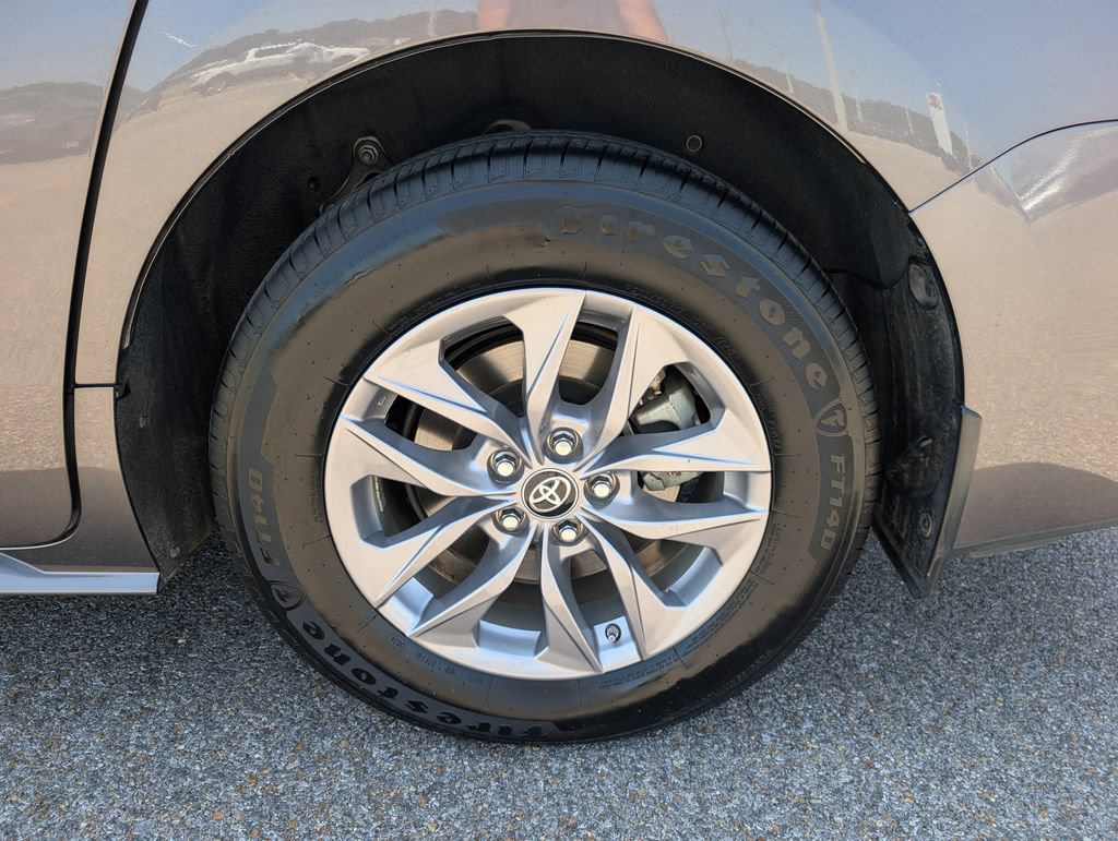Used 2024 Toyota Sienna XLE FWD image 32