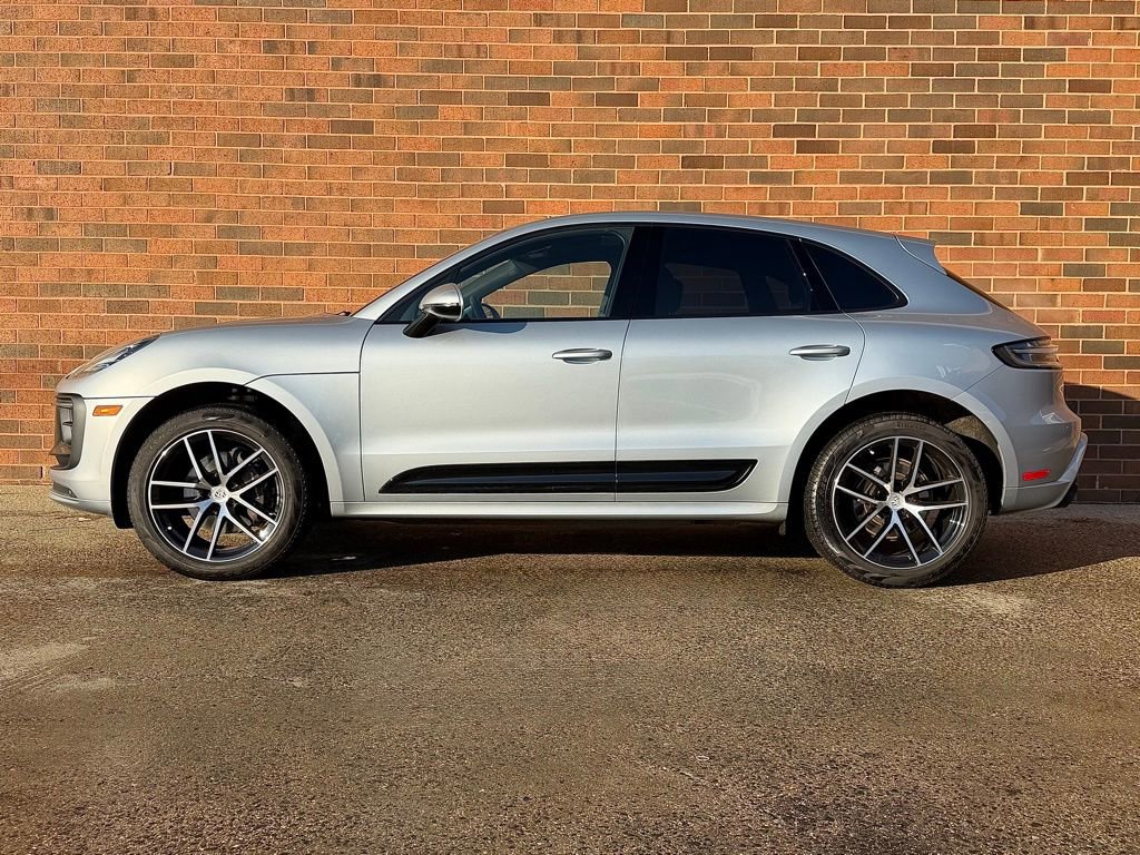 Certified 2025 Porsche Macan image 2
