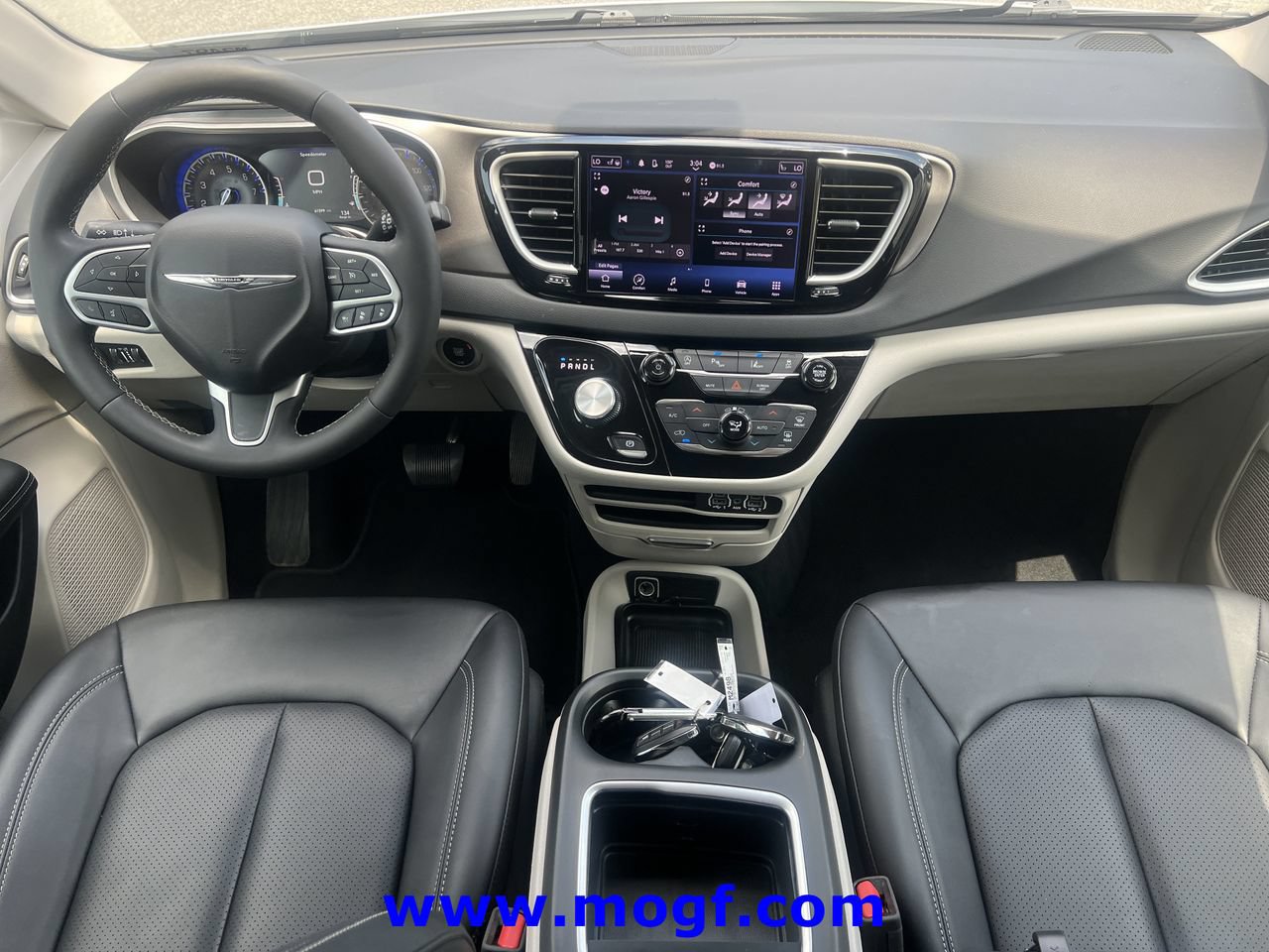Used 2024 Chrysler Pacifica Touring-L FWD image 5