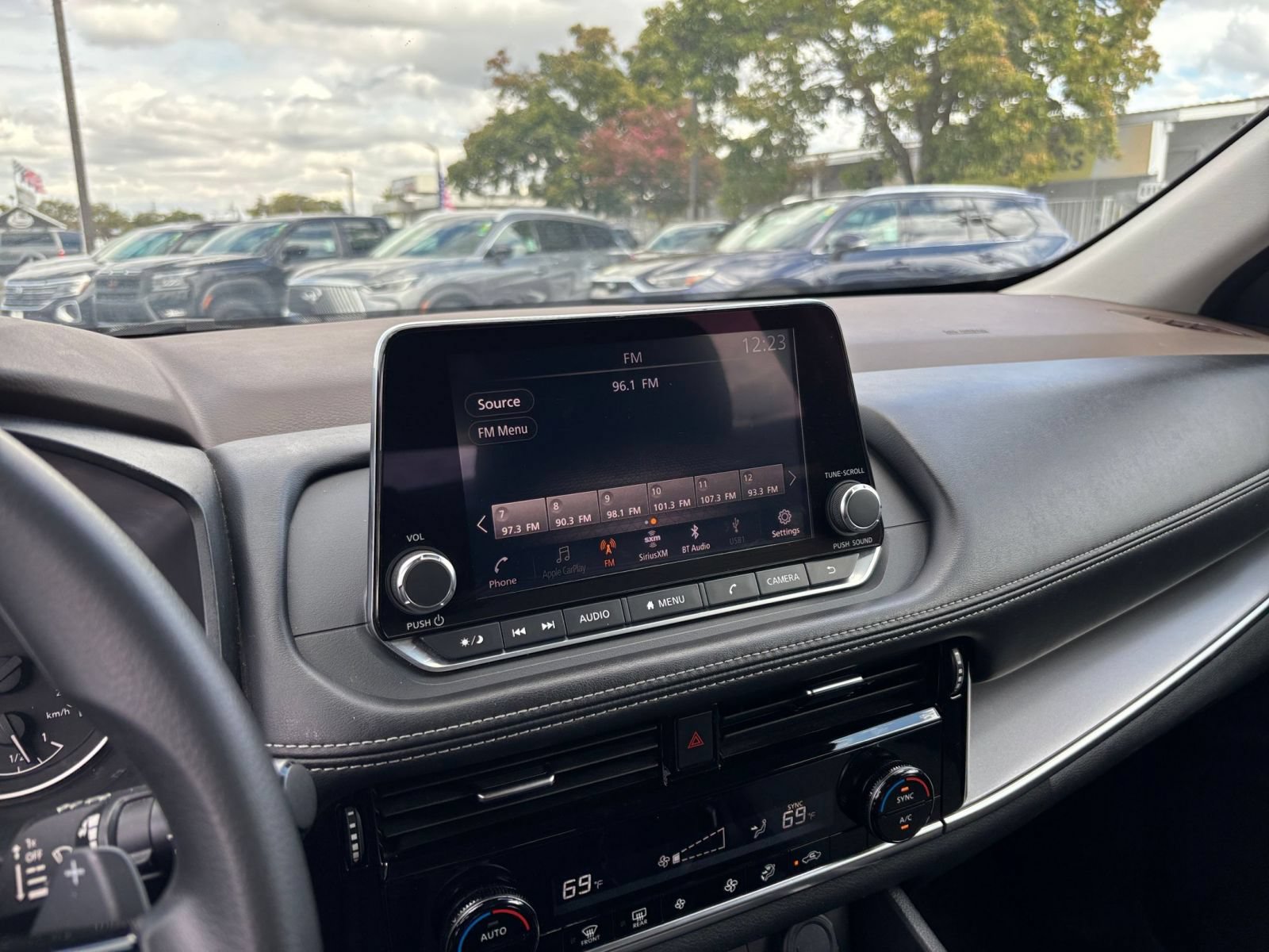Used 2022 Nissan Rogue SV FWD image 16