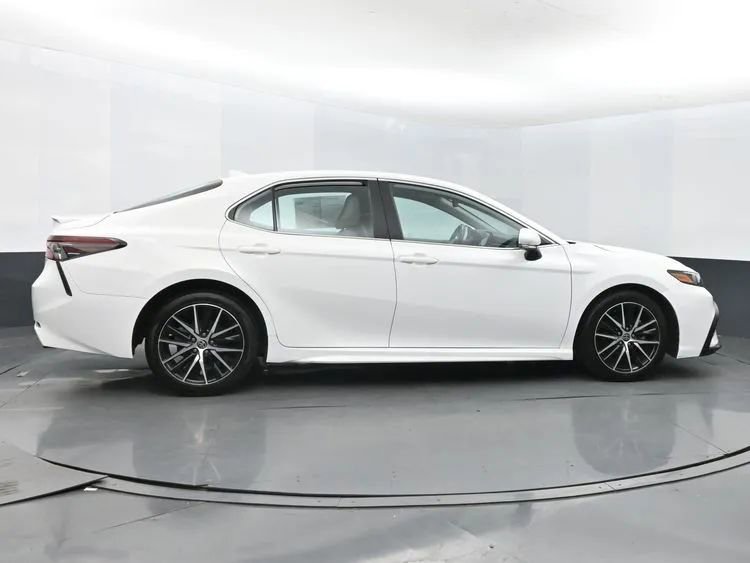 Used 2023 Toyota Camry SE image 4