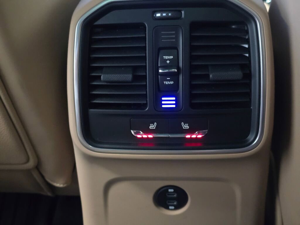 Certified 2025 Porsche Macan image 19