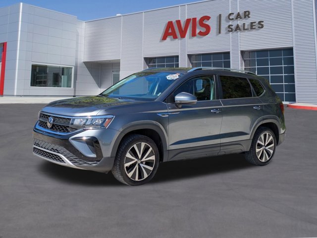 Used 2024 Volkswagen Taos SE image 1