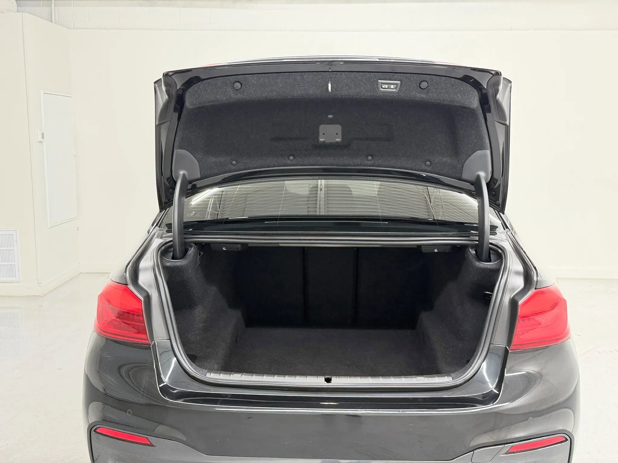 Used 2020 BMW M550i xDrive AWD/4WD image 36