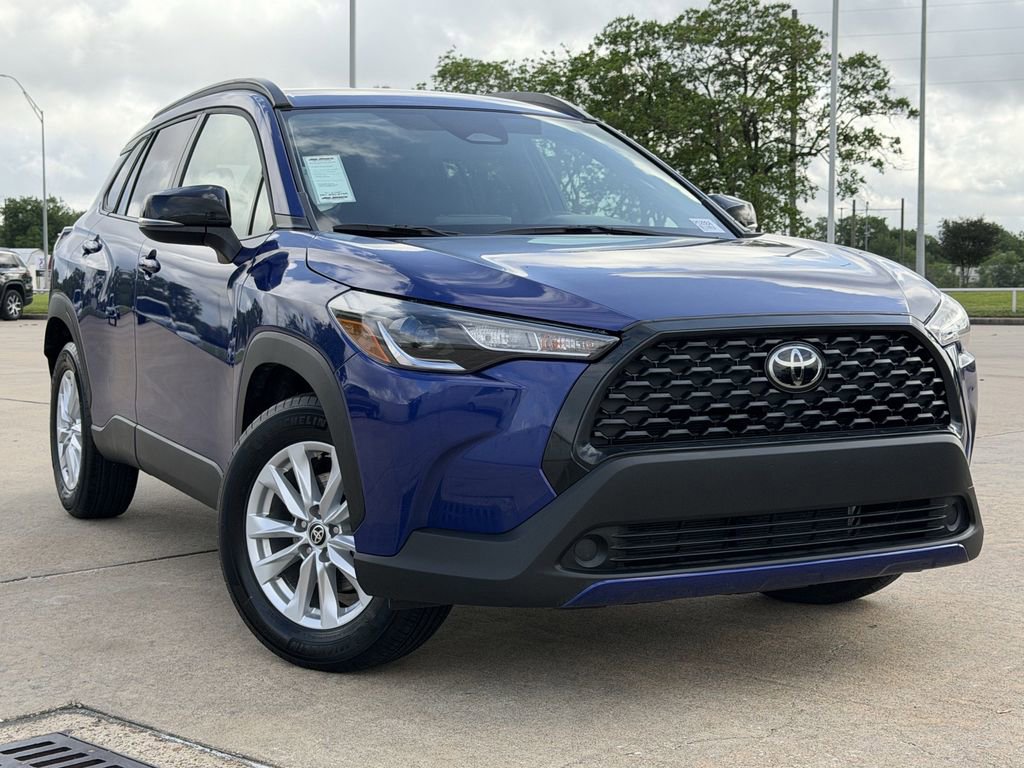 Used 2025 Toyota Corolla Cross LE FWD image 2