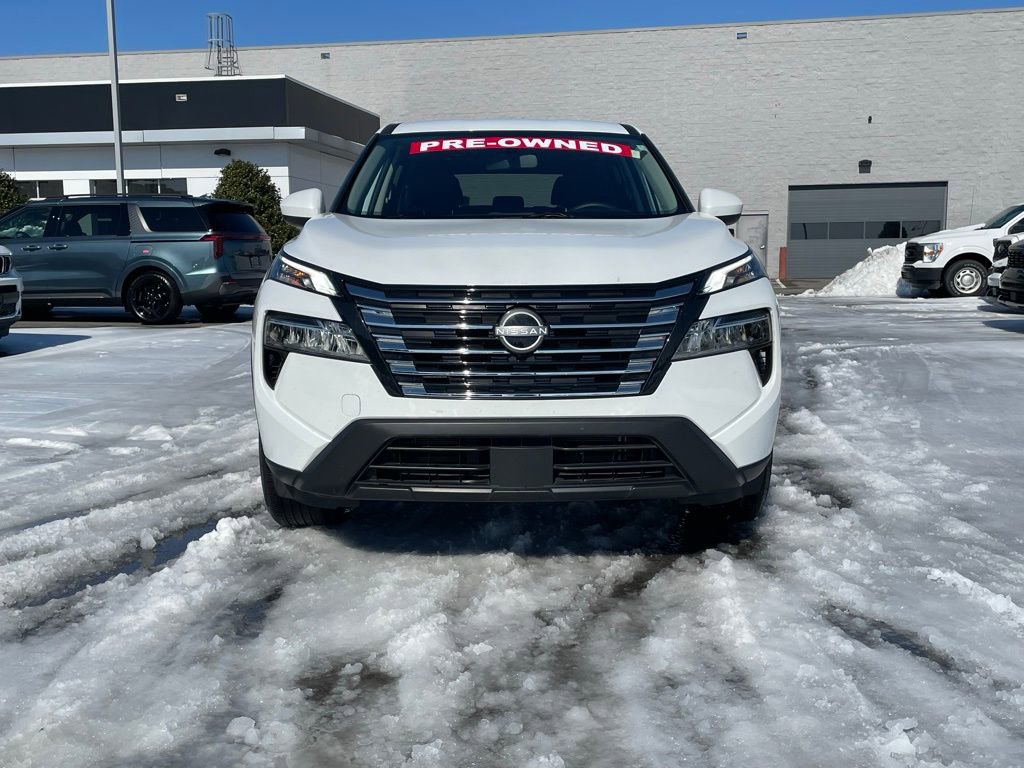 Used 2025 Nissan Rogue SV image 2