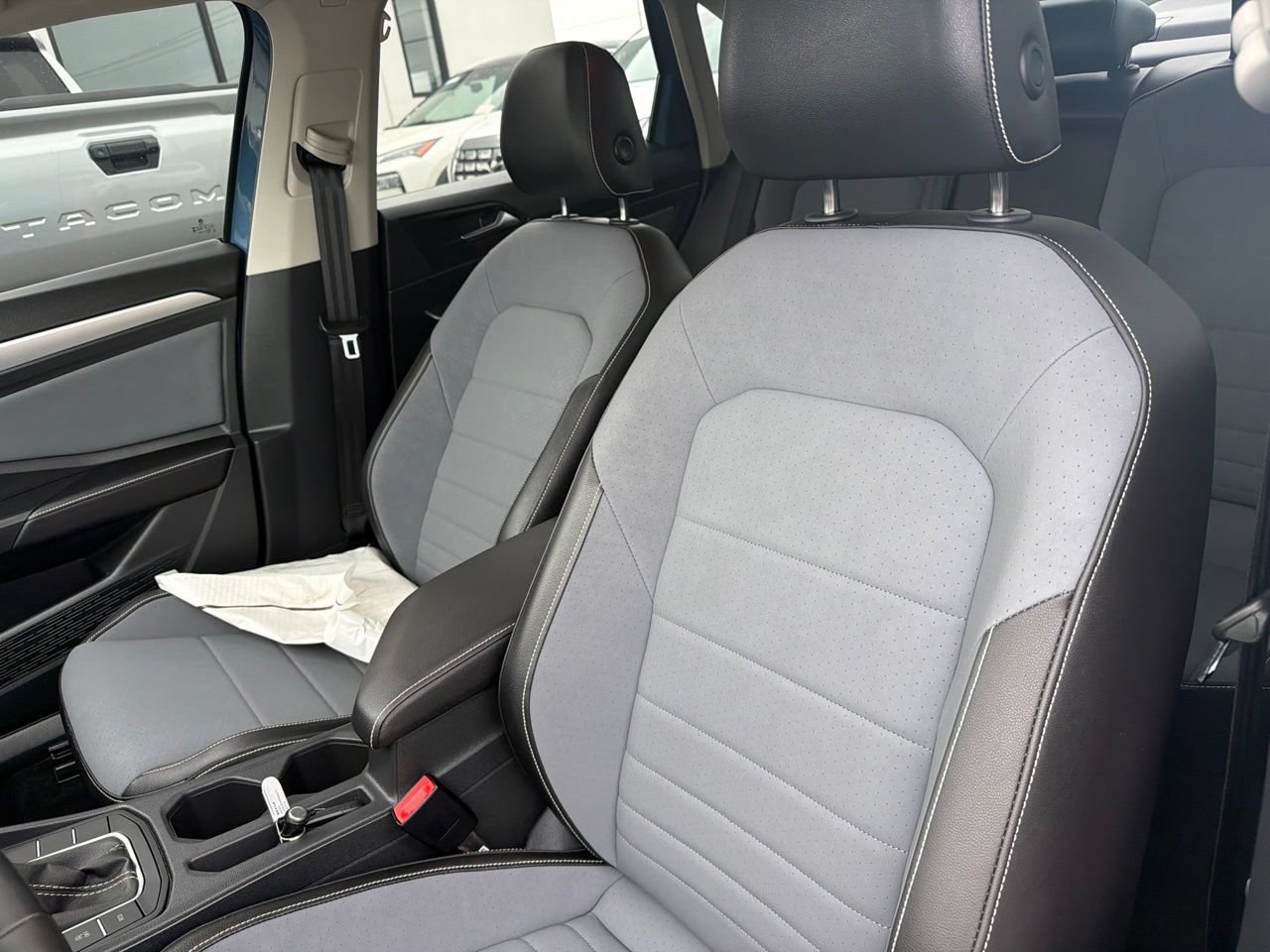 Used 2025 Volkswagen Jetta SE FWD image 3