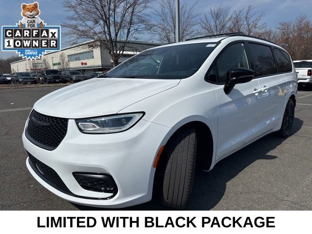 Used 2025 Chrysler Pacifica Limited image 3
