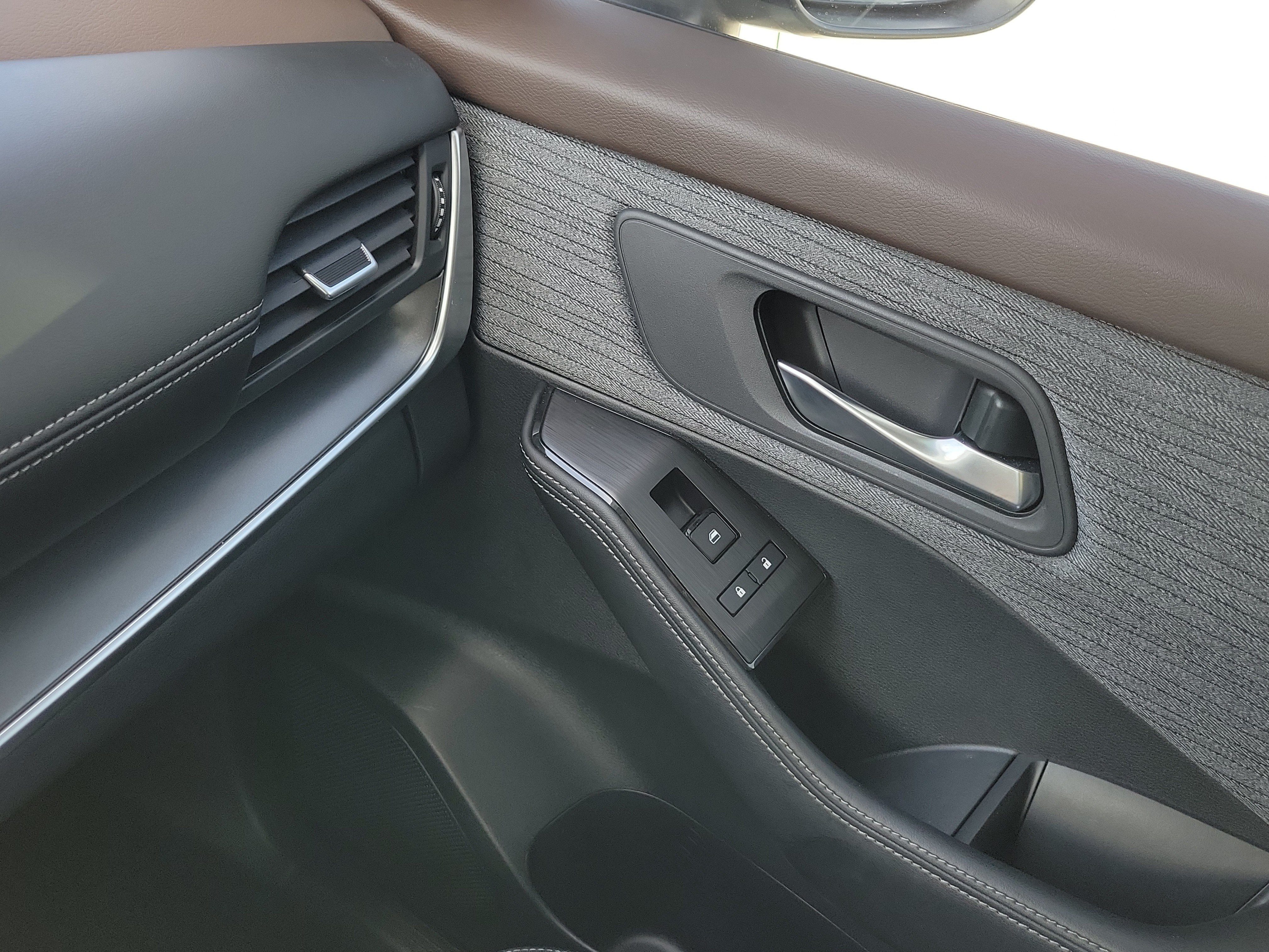 Used 2023 Nissan Rogue SV FWD image 29