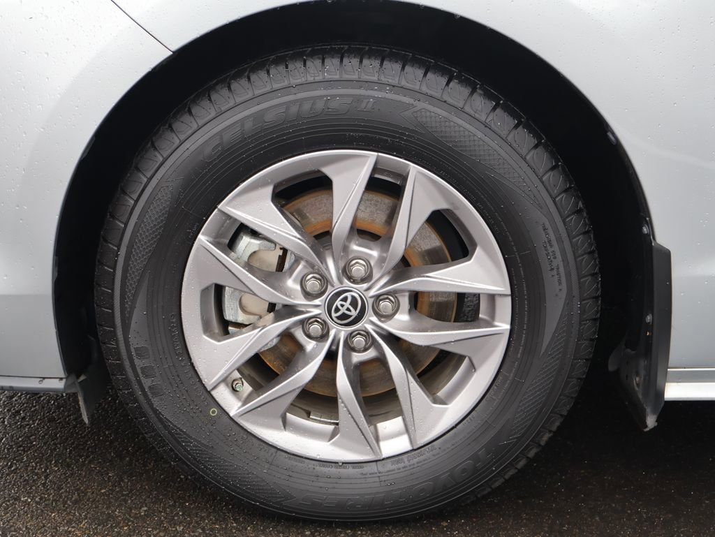 Used 2021 Toyota Sienna XLE image 39