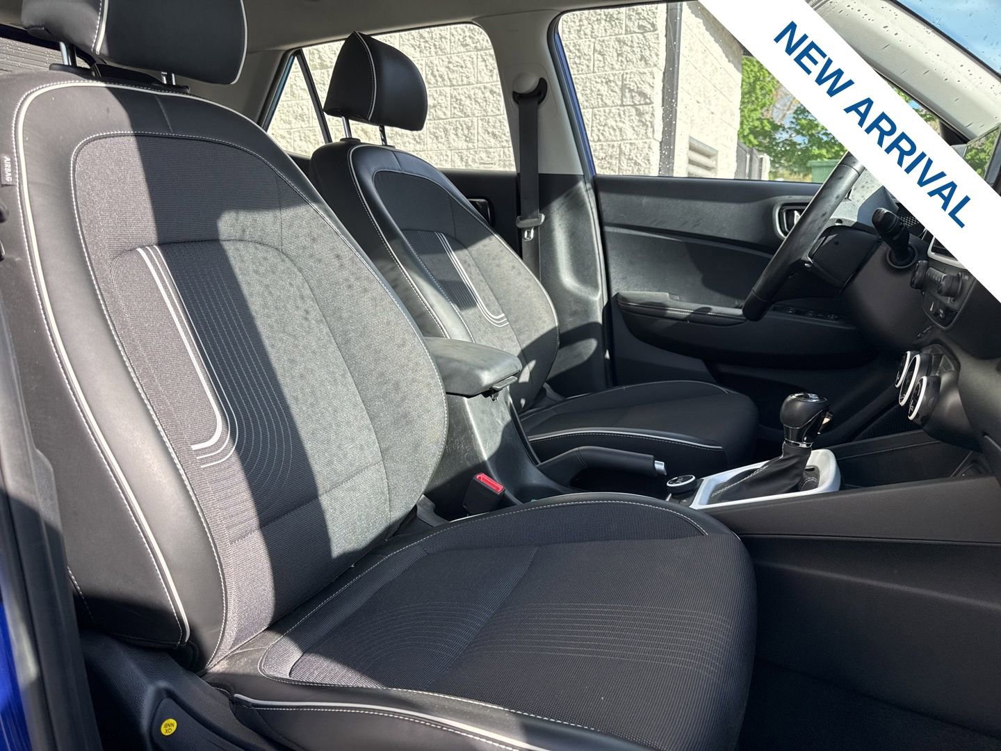 Used 2022 Hyundai Venue Limited image 9