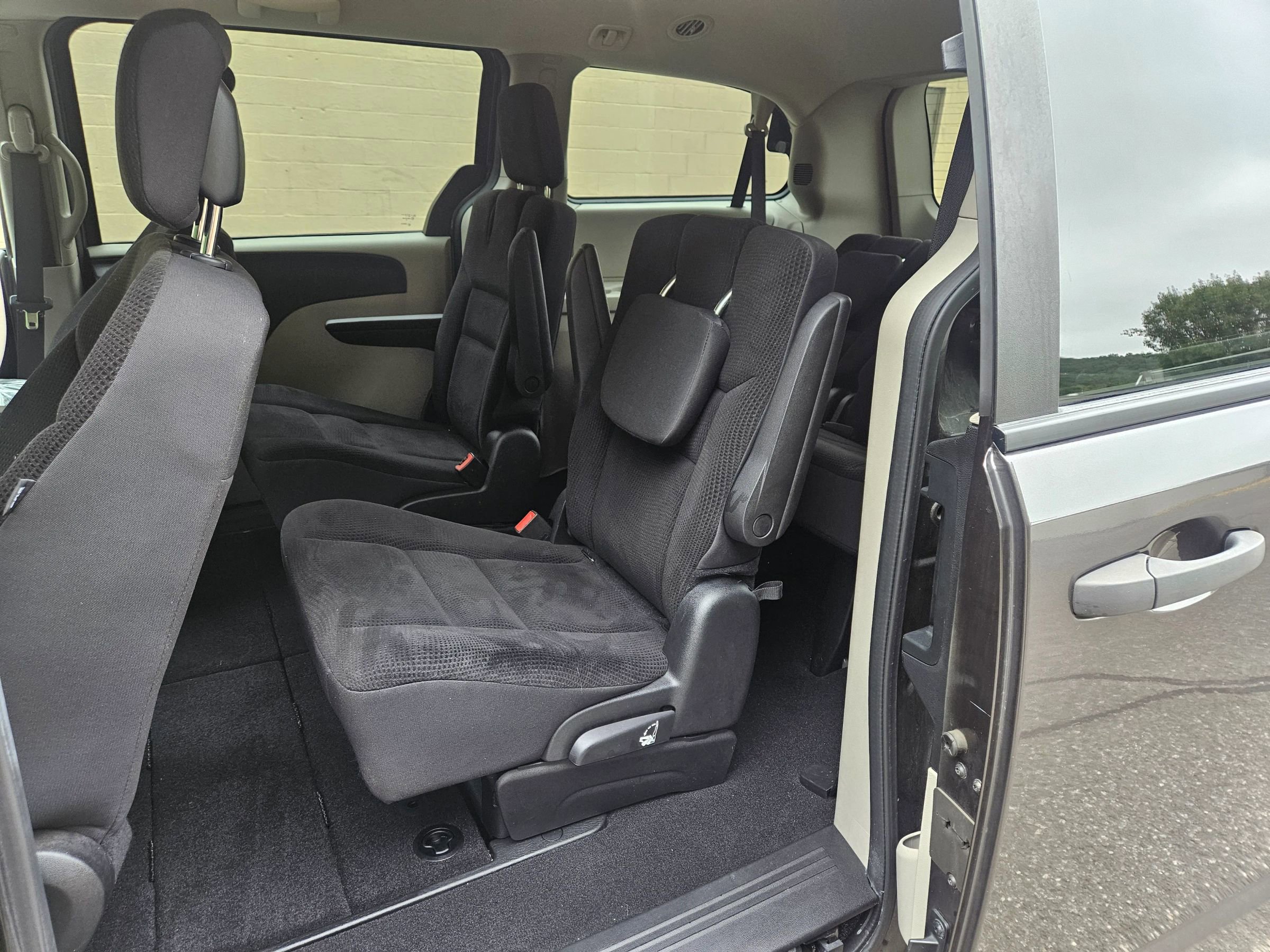 Used 2019 Dodge Grand Caravan SE w/ UConnect Hands-Free Group image 7