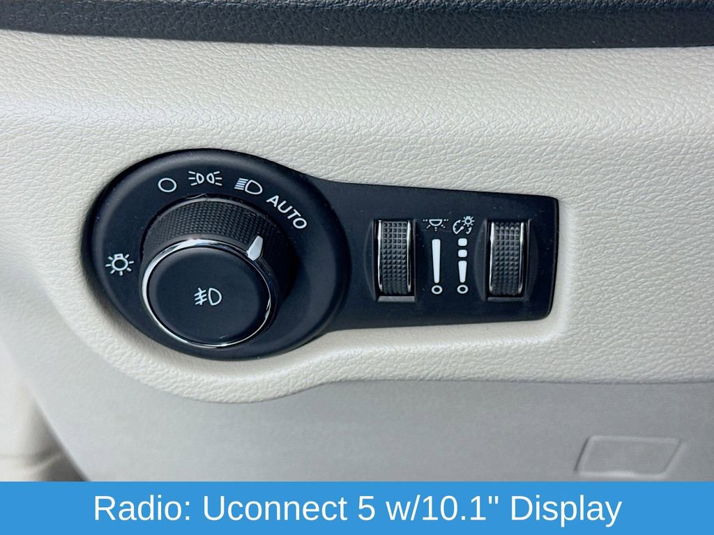 Used 2023 Chrysler Pacifica Touring-L image 11