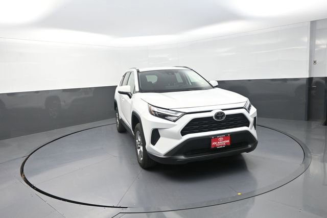 Used 2025 Toyota RAV4 XLE AWD/4WD image 2