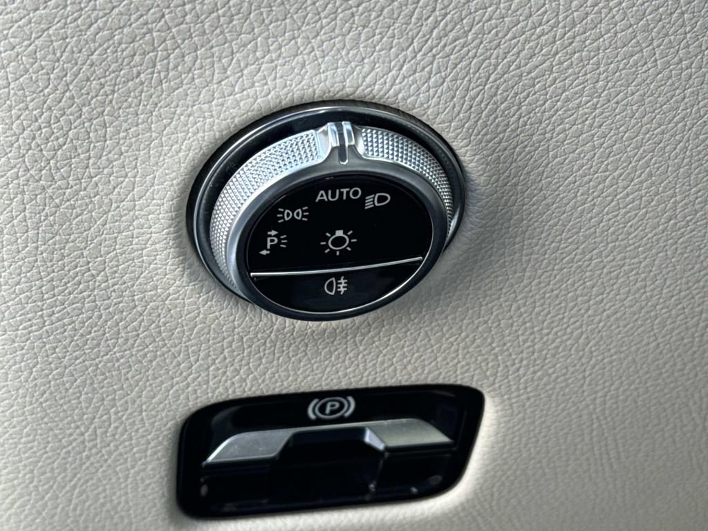 Used 2023 Mercedes-Benz GLC 300 image 21