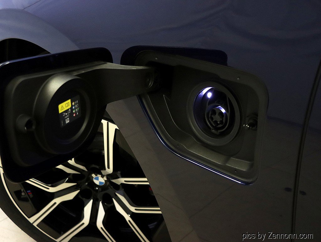 Used 2026 BMW 750e xDrive image 10