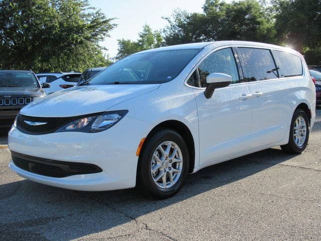 Certified 2023 Chrysler Voyager LX FWD image 3