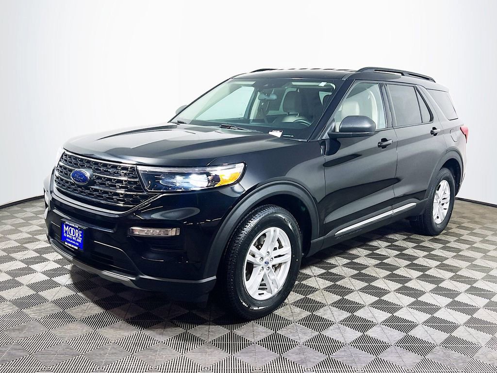 Used 2024 Ford Explorer XLT w/ Equipment Group 202A image 3