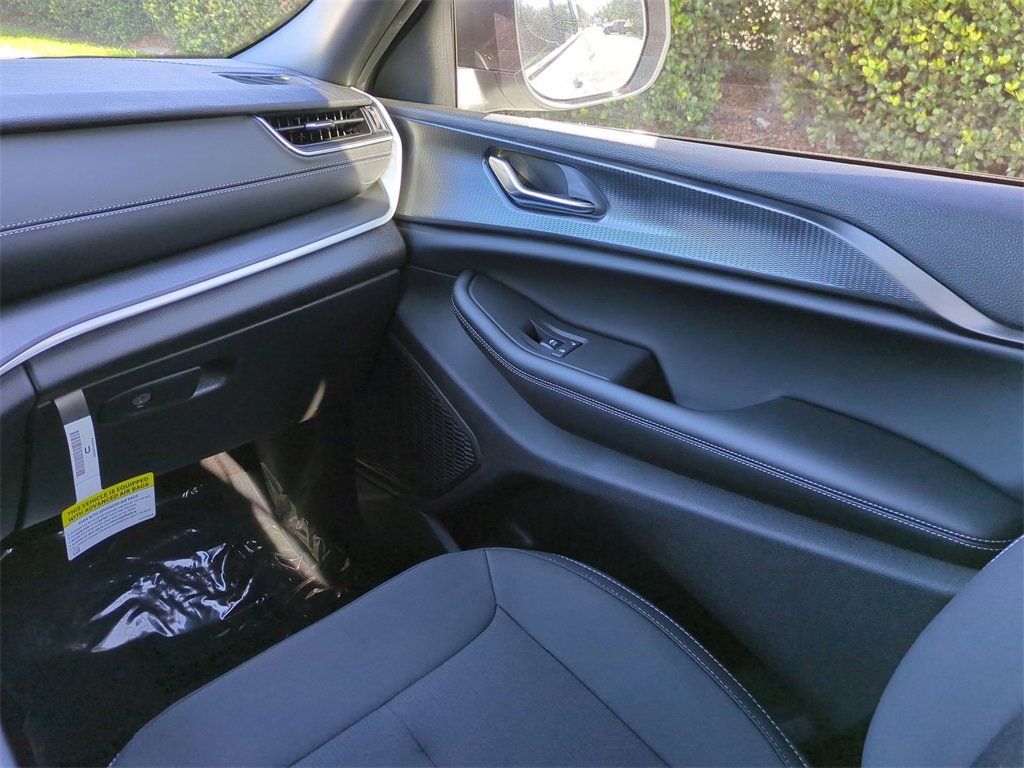 New 2025 Jeep Grand Cherokee Laredo image 17