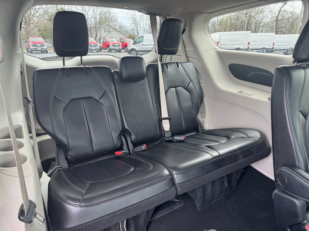 Used 2023 Chrysler Pacifica Touring-L image 21