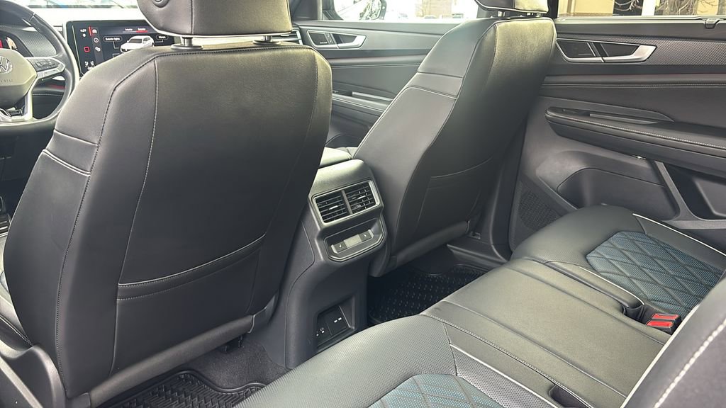 Used 2025 Volkswagen Atlas Cross Sport SEL Premium R-Line image 31