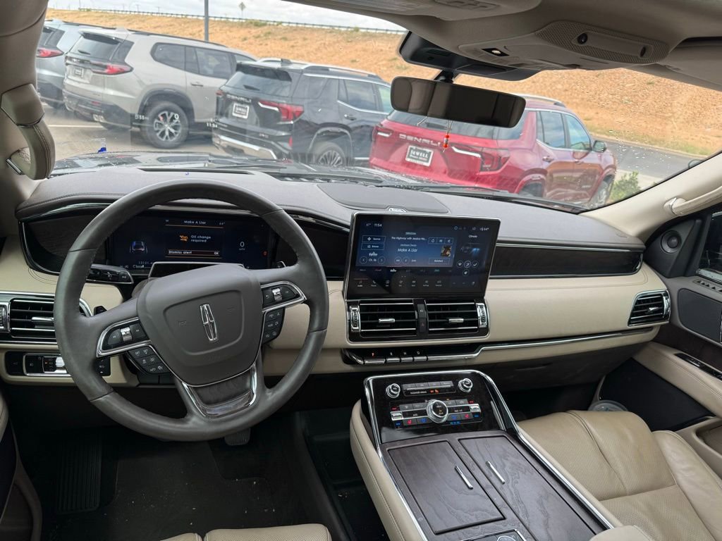 Used 2024 Lincoln Navigator Reserve image 3